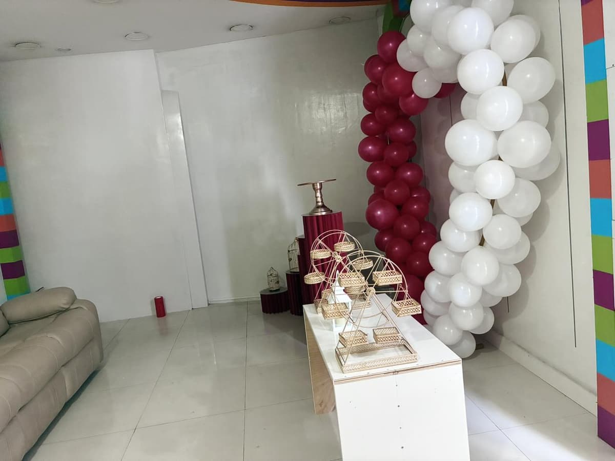 Balloon garland decoration